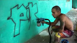 Adam Fabian grafitando